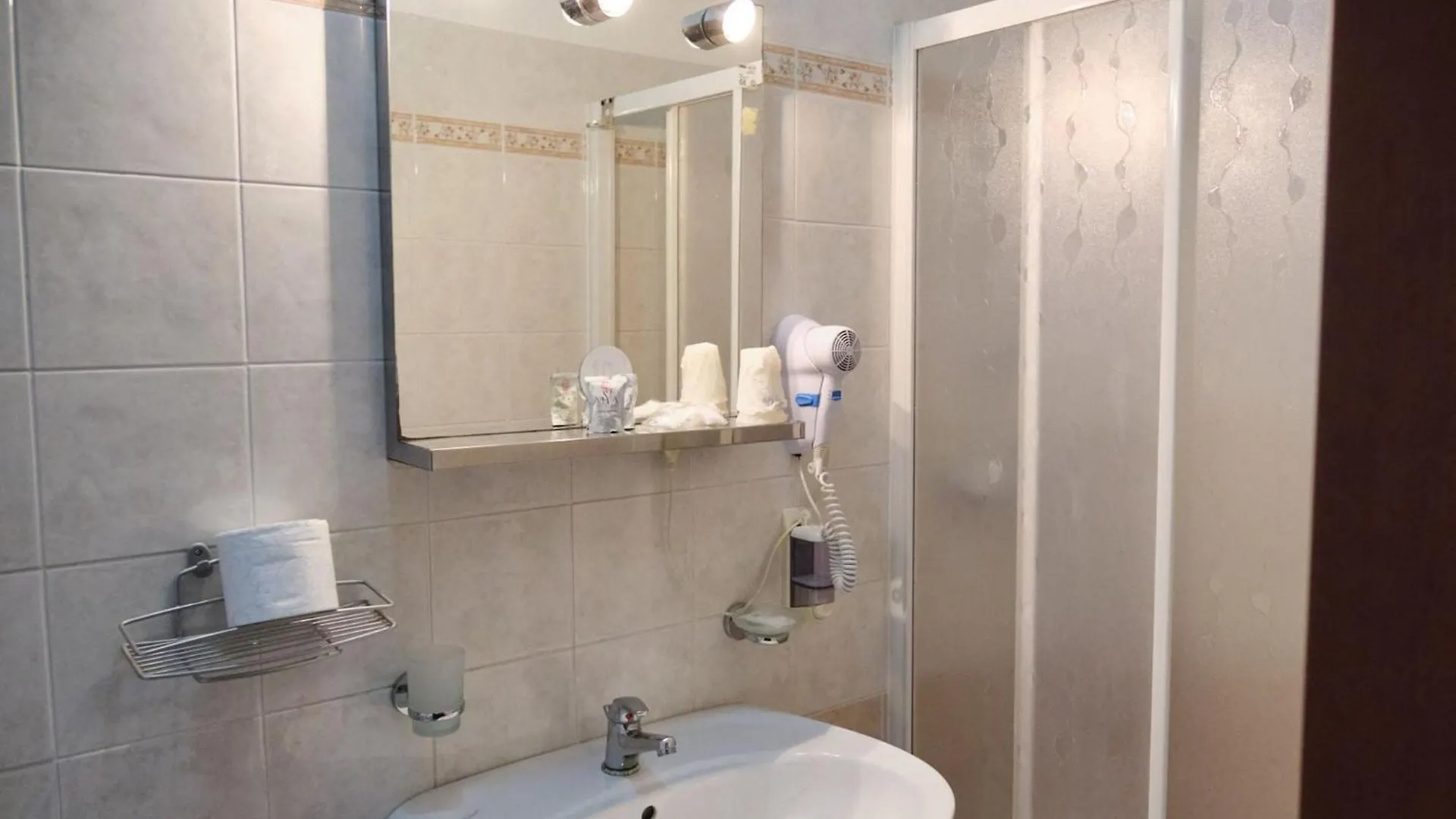 Room In Bb - Twin Or Double Room In A Lovely Bb In Porto Viro 0*,  Italy